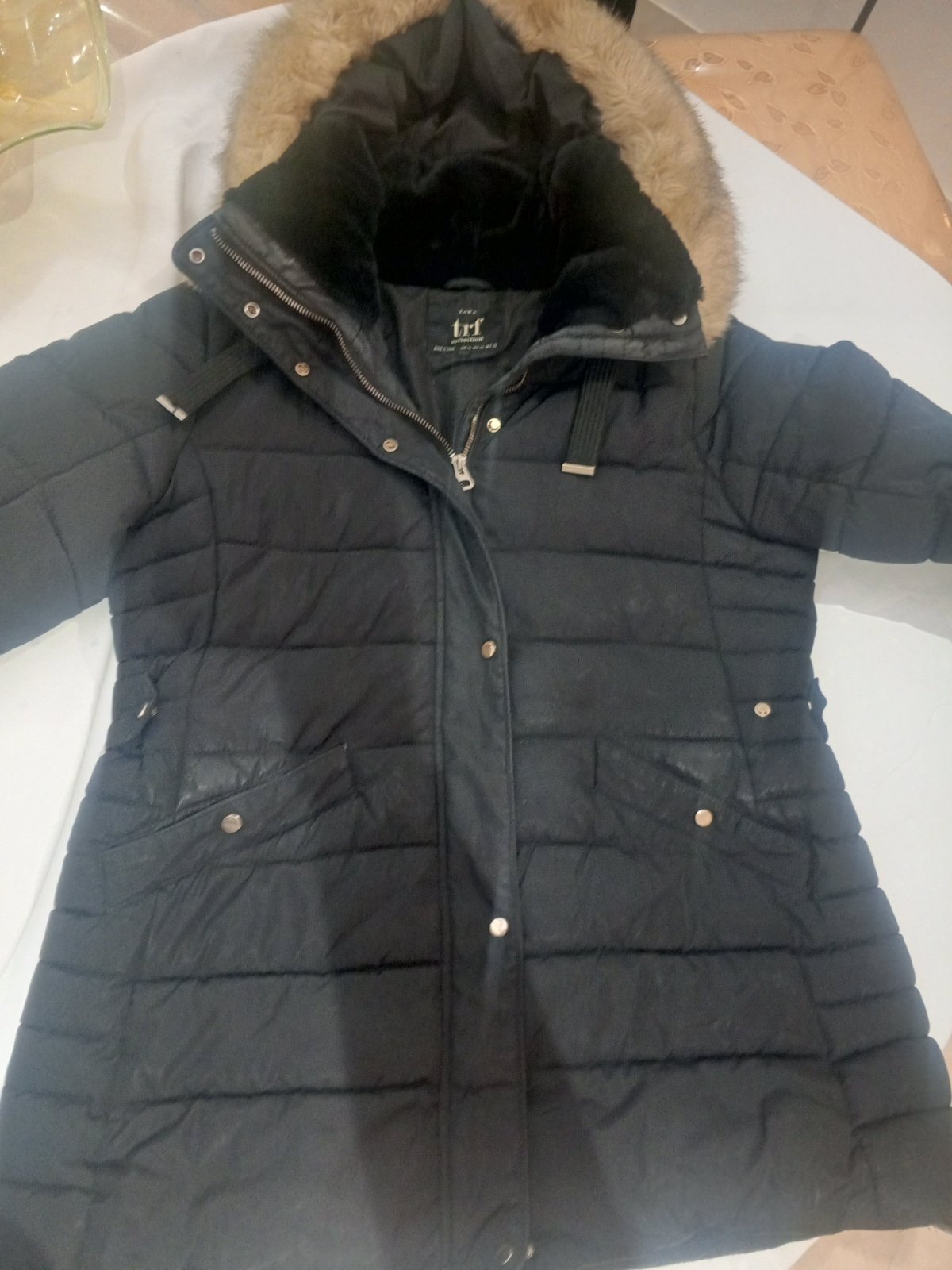 Un manteau ZARA noir