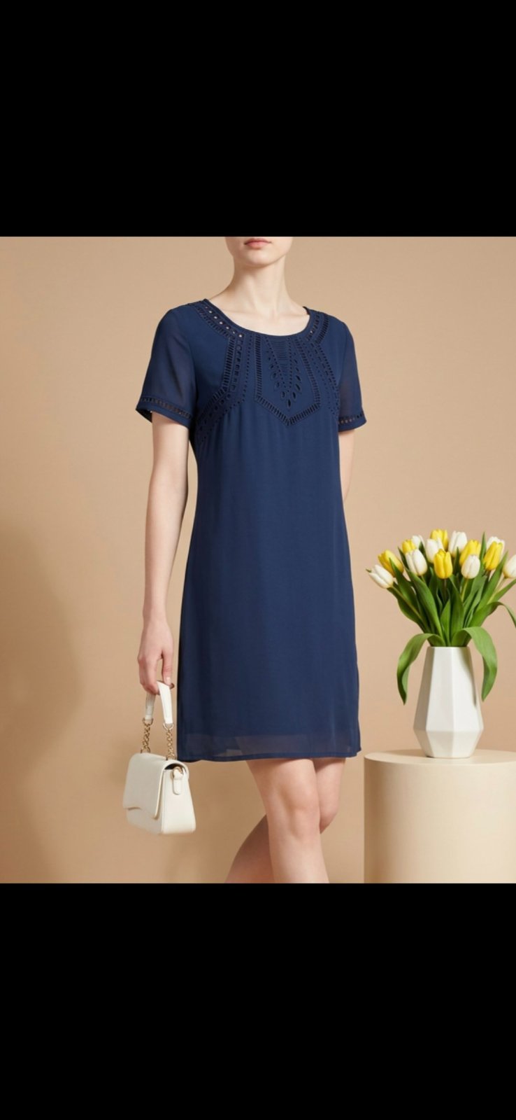 Robe bleu marine brodée élégante ✨