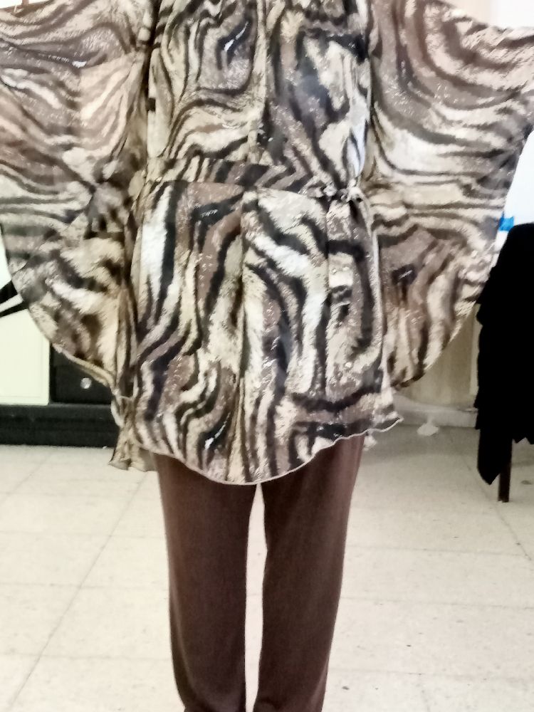 ensemble composé de tunique papillon motif zébré à ceinture et pantalon 