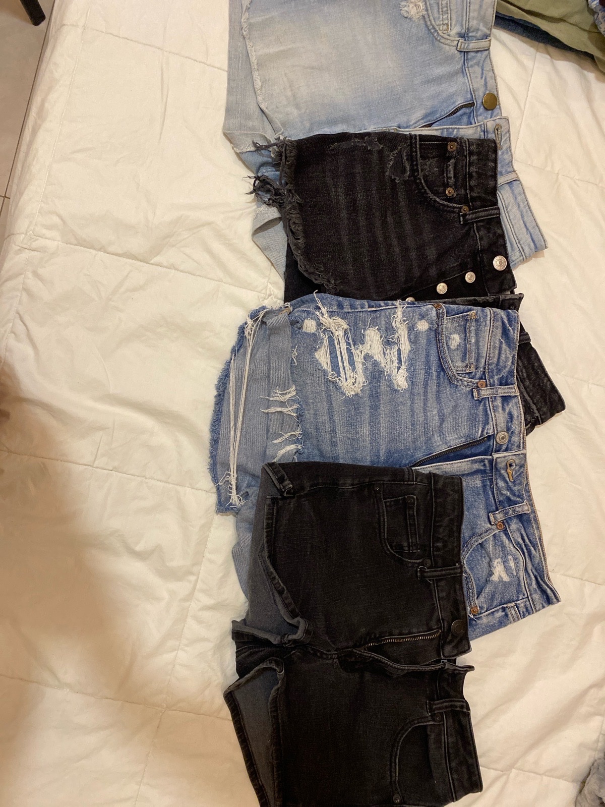 Lot de 4 shorts à 20 dt seulement! 
