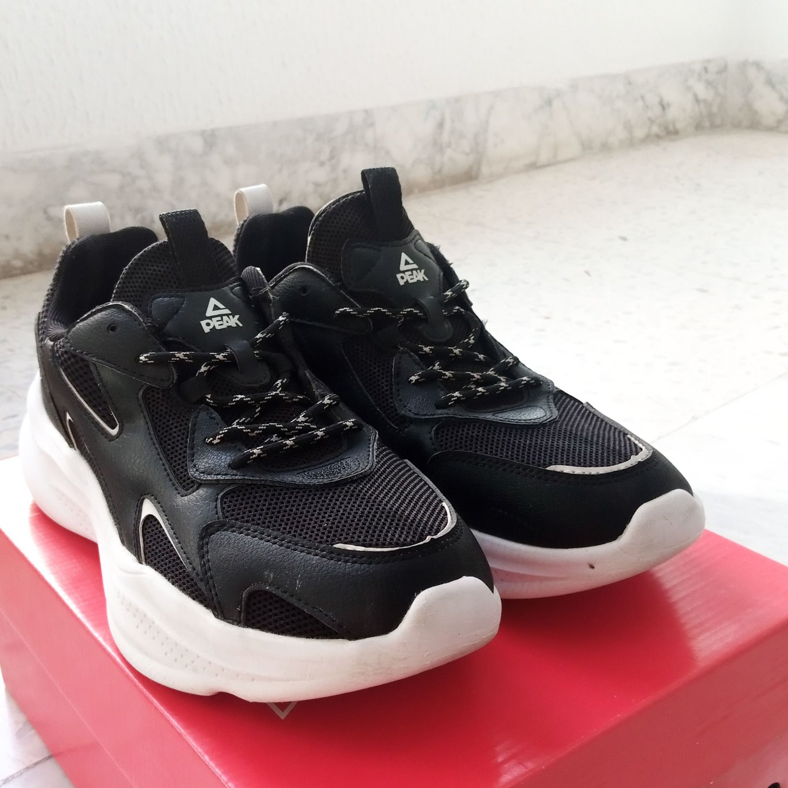 Chaussures PEAK noires – Pointure 42 – Très bon état