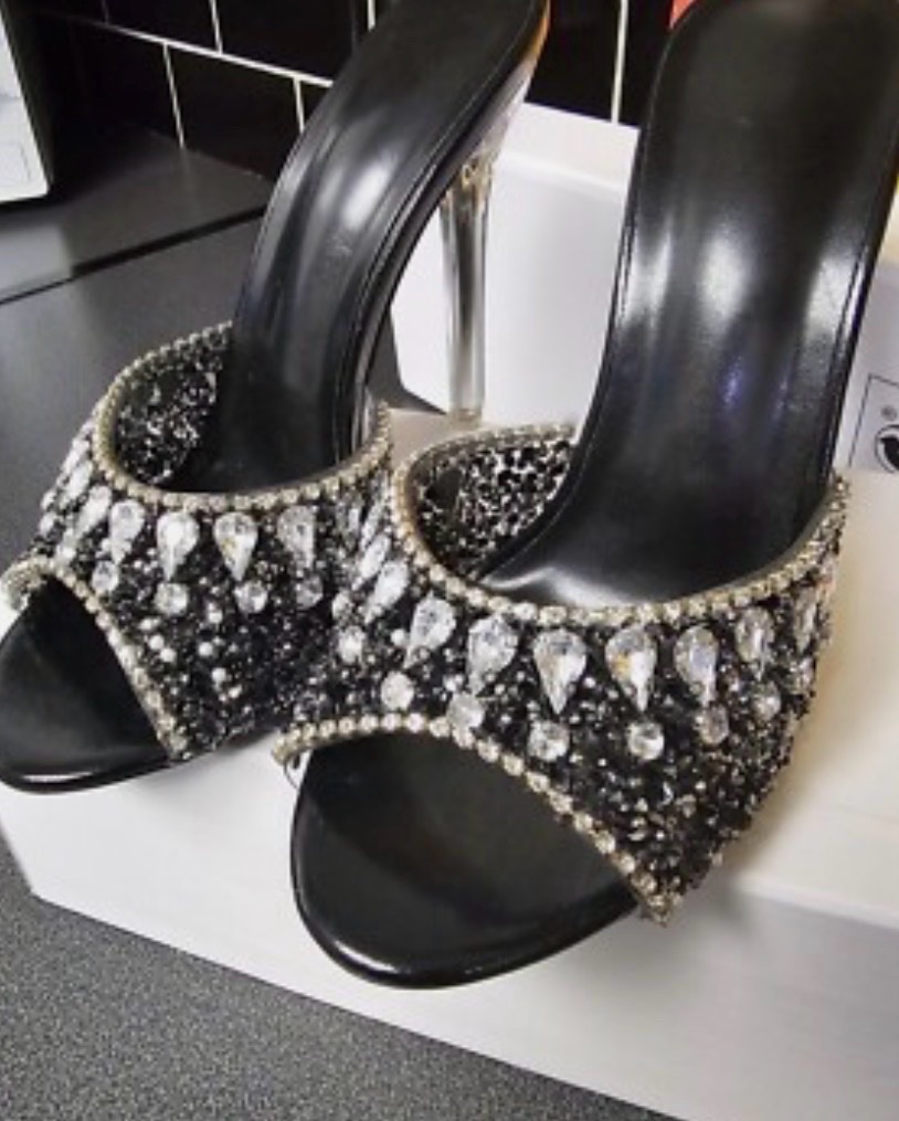 Talon hauts orné de cristaux et strass noir 
