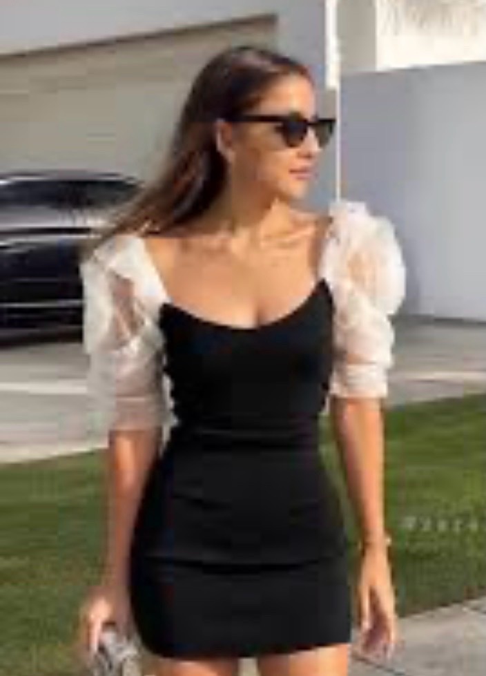Robe noire courte avec manches bouffantes blanches 