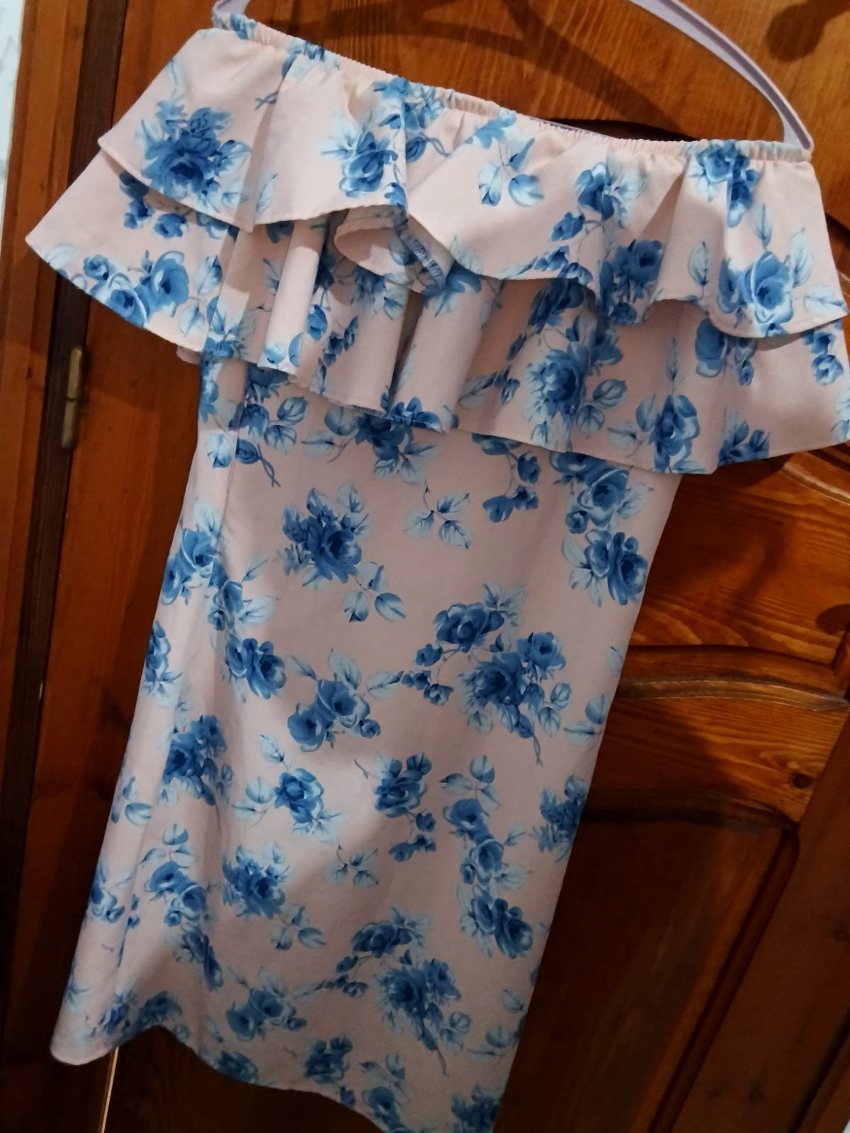 Robe rose avec des fleurs 