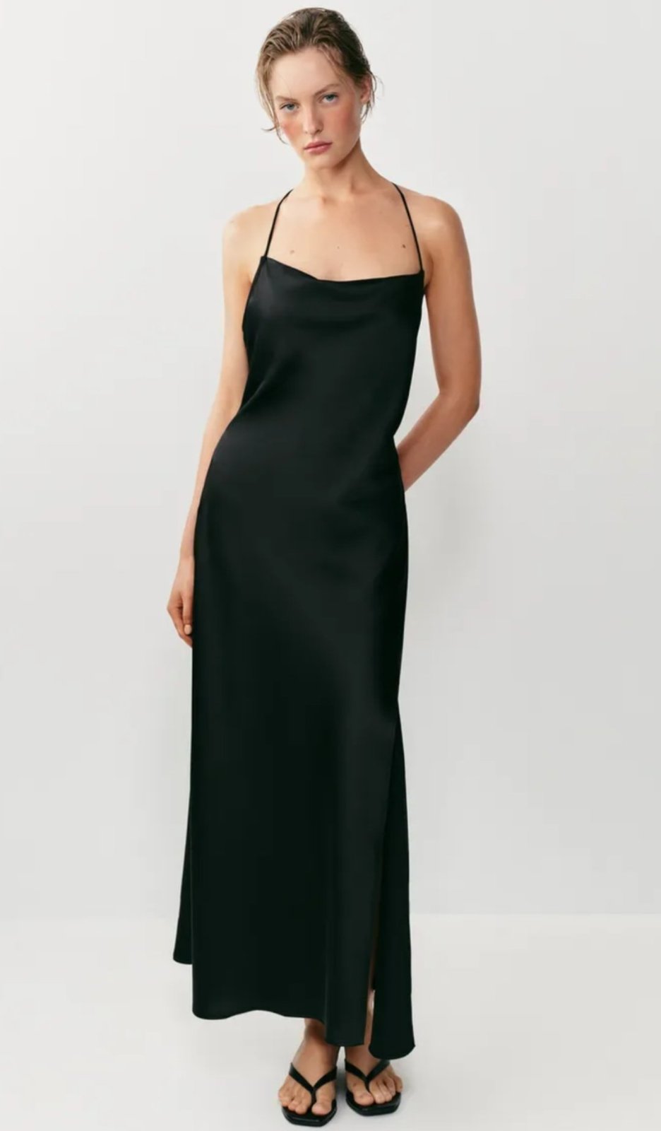 Robe zara longue satinée en noir a fente 