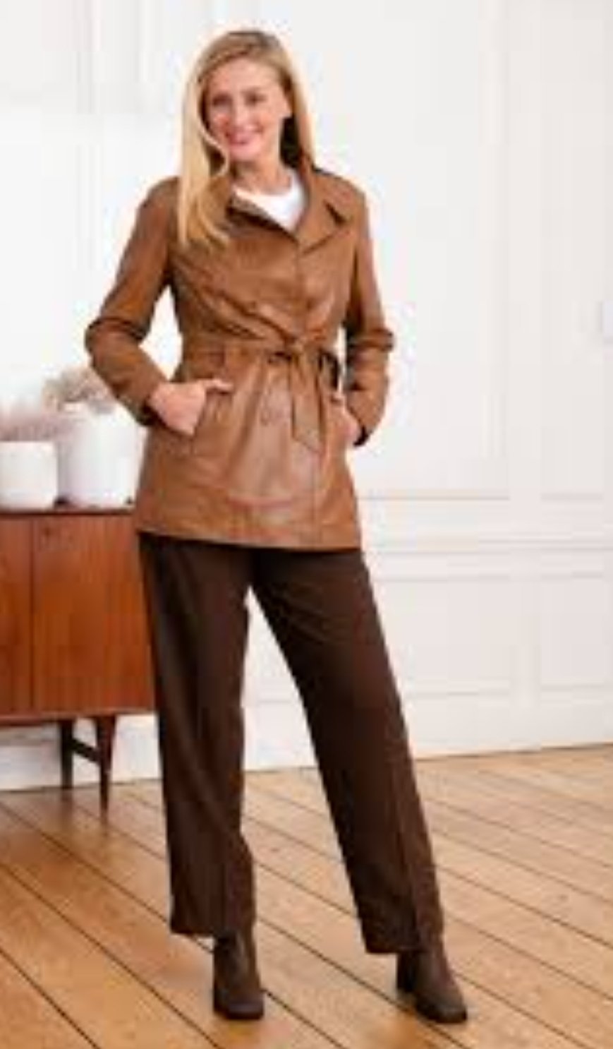          trench-coat ceinturé en similicuir marron  