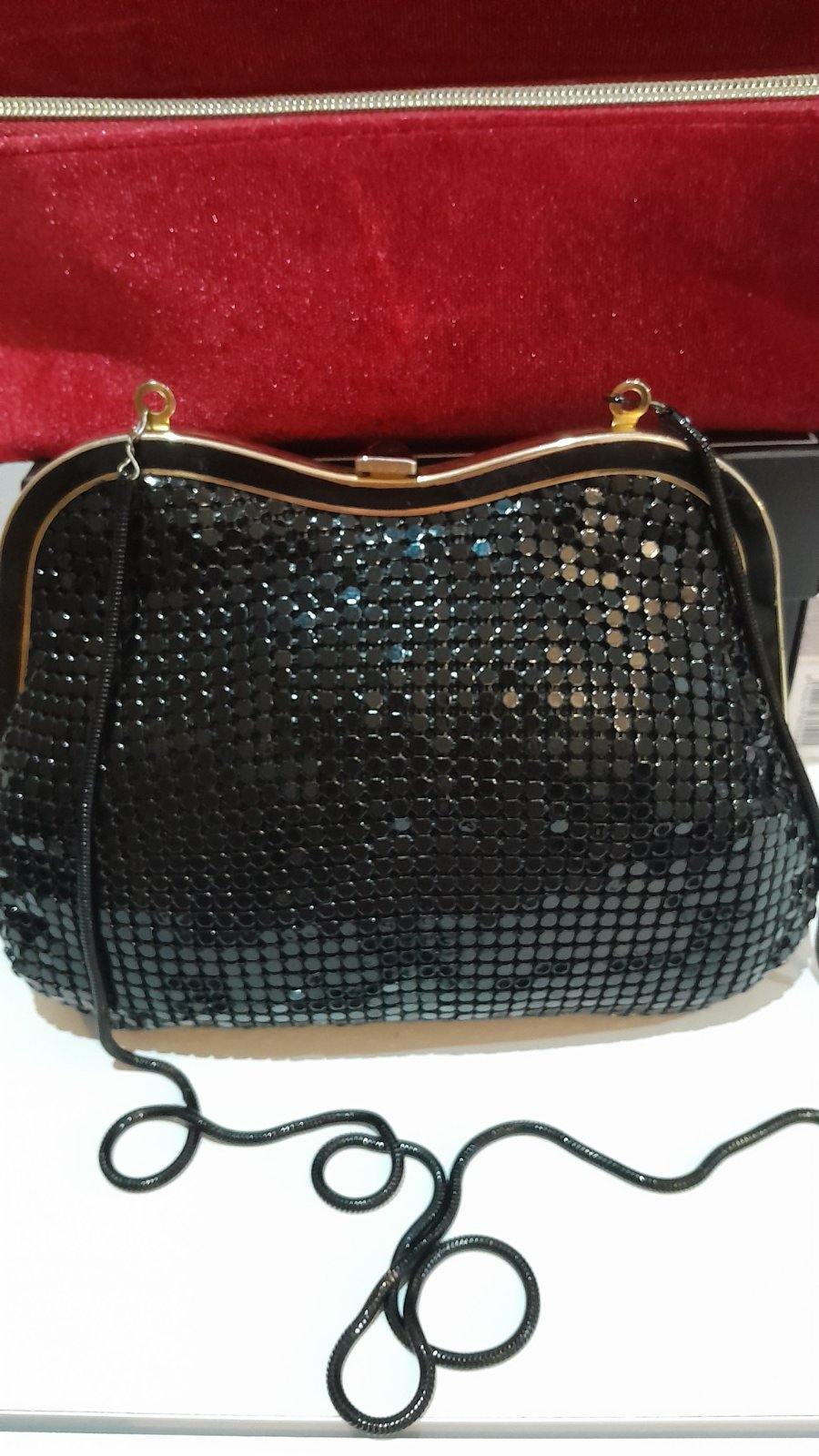 Sac soirée en sequins noir a détails en doré très chic tendance 