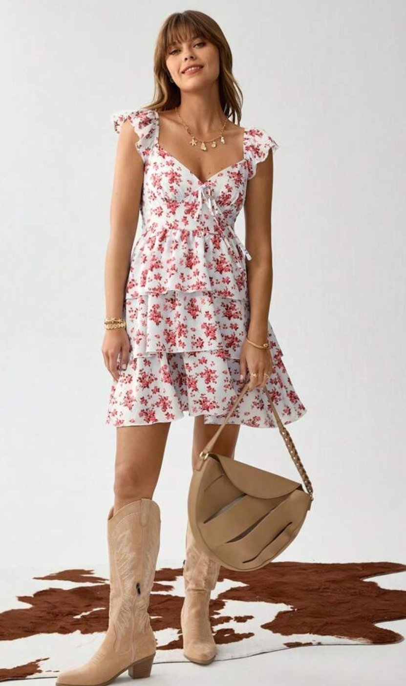 robe courte blanche à motif floral rouge est dotée de bretelles à nouer sur les épaules et de plusieurs volants étagés