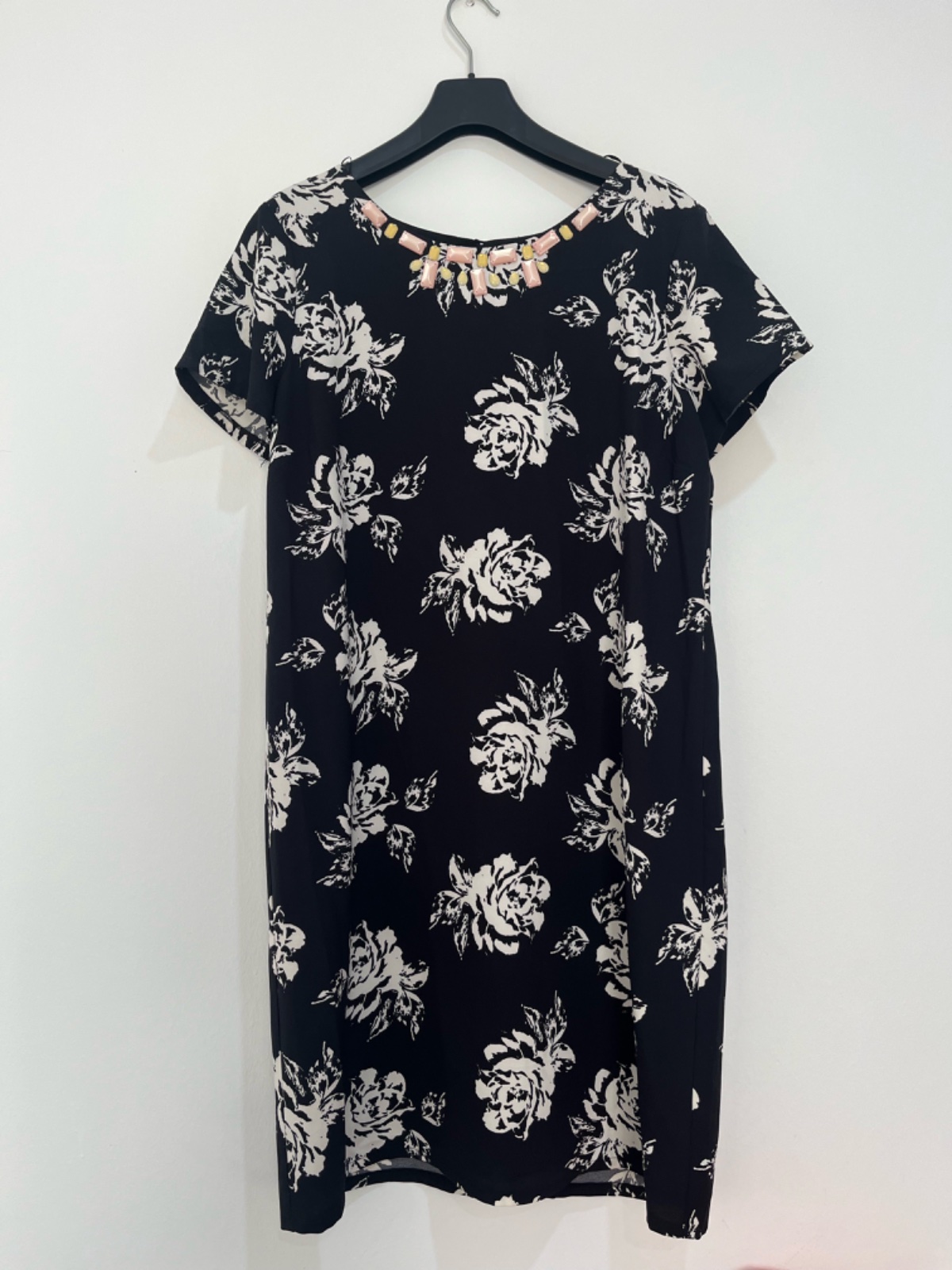 Robe soireé noire fleurie avec pierres colorées