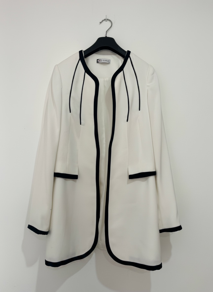 Veste blanche et noire 