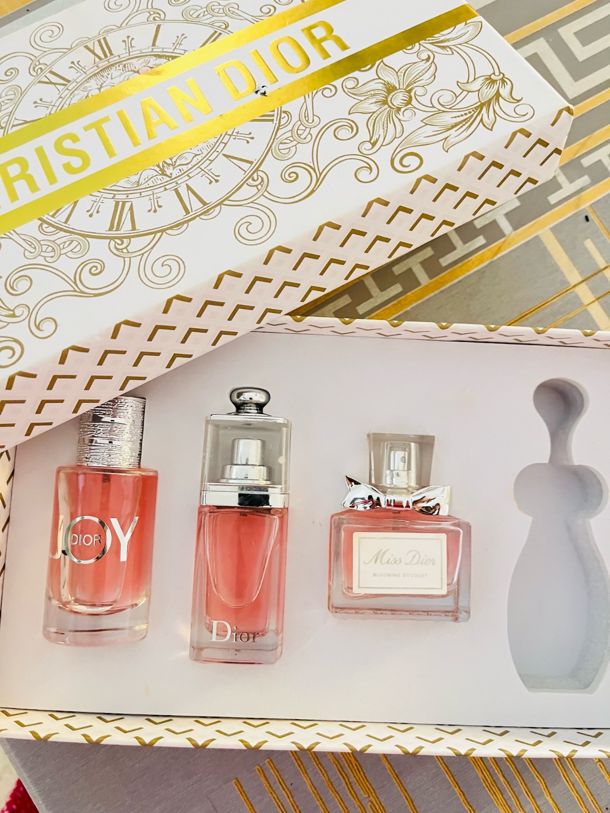 Magnifique coffret de miniatures de parfums Christian Dior. Idéal pour les collectionneurs ou pour découvrir les fragrances emblématiques de la maison