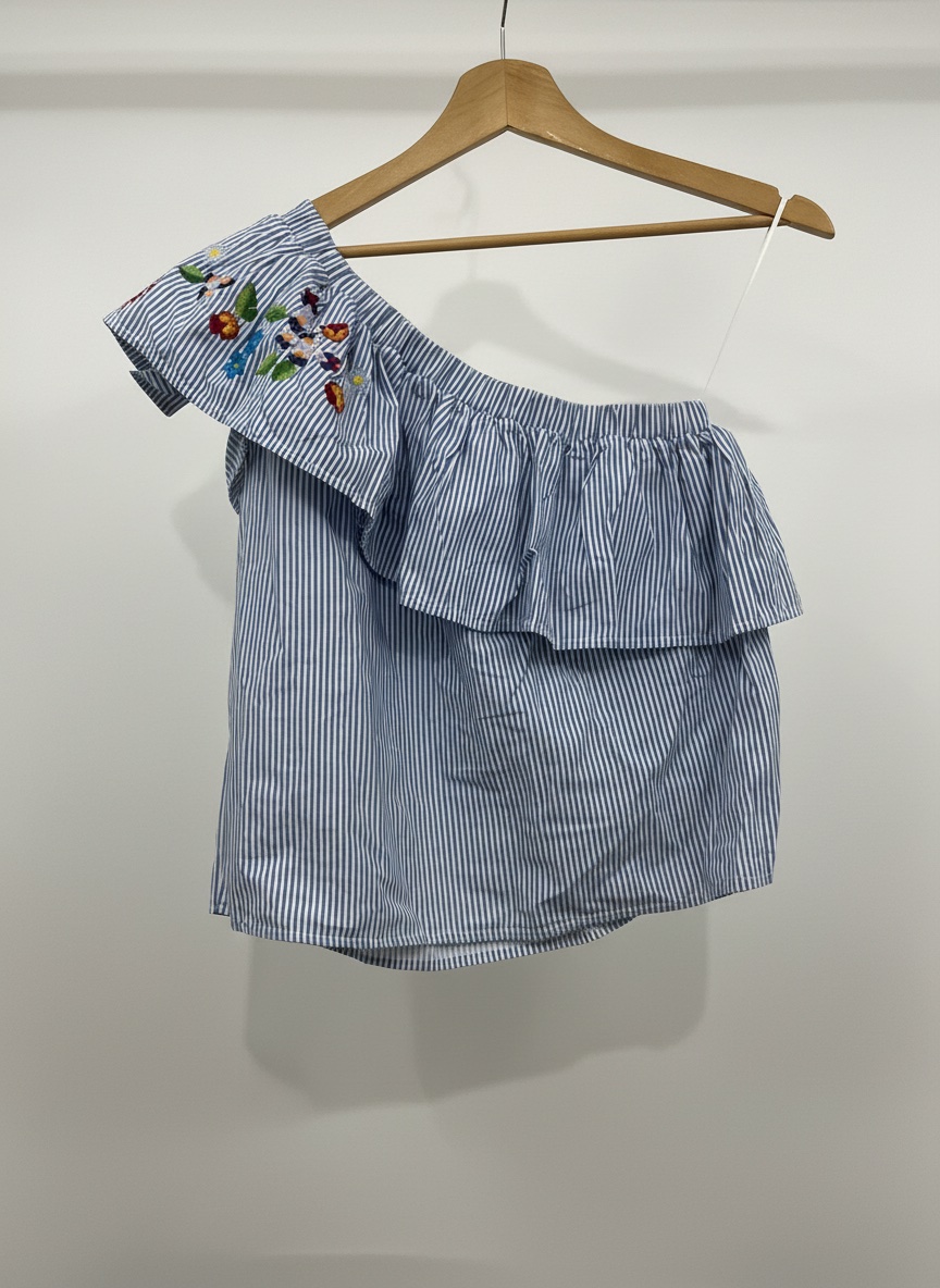  top asymétrique à rayures bleues et blanches avec broderies florales