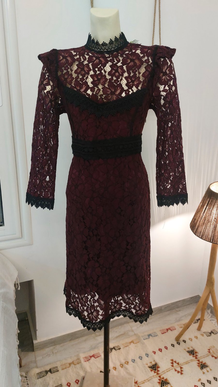Robe en dentelle bordeaux et noire – élégance soirée