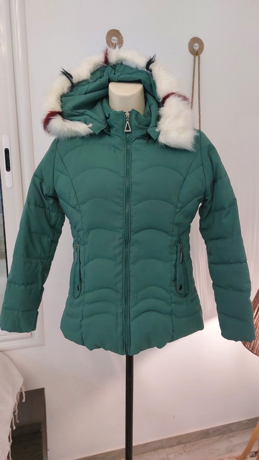 Doudoune verte matelassée à capuche – style hiver chic