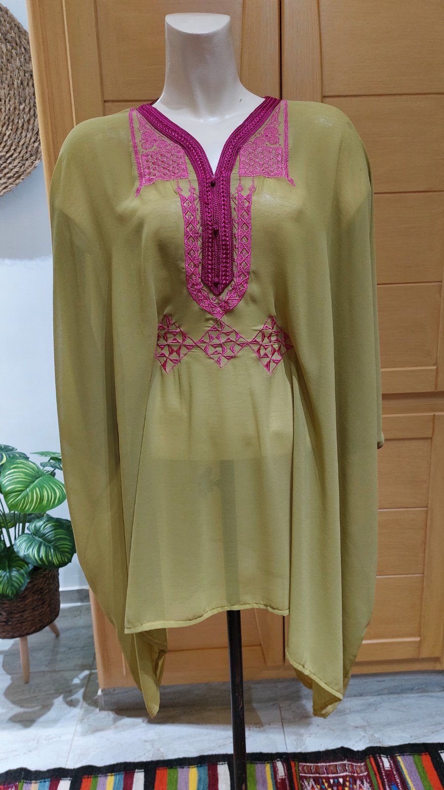 Poncho élégant brodé – Vert olive & broderie fuchsia