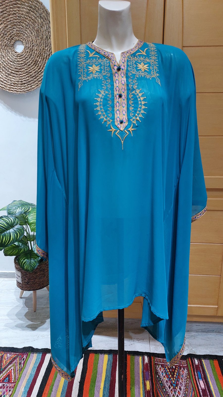 Poncho bleu turquoise à broderie dorée