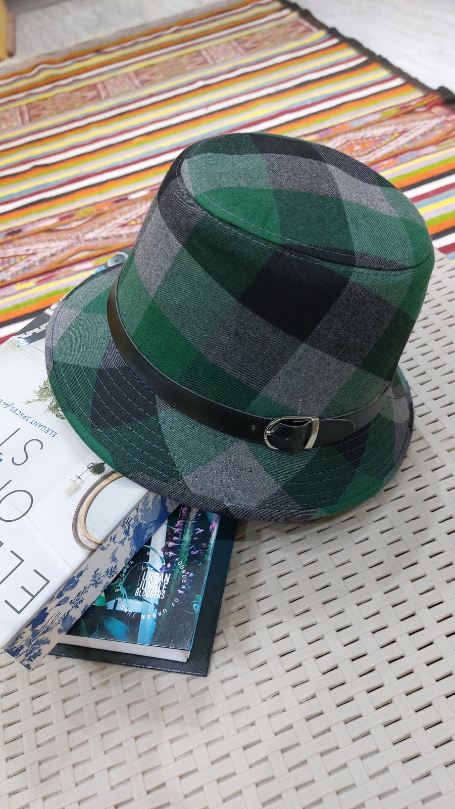 Chapeau à carreaux verts. 