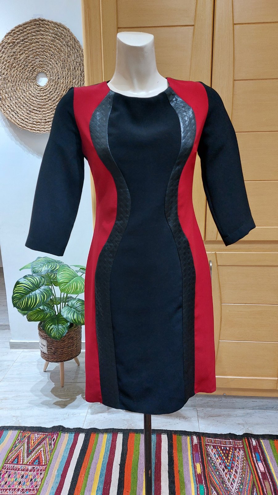 Robe élégante noir & rouge à coupe sculptante