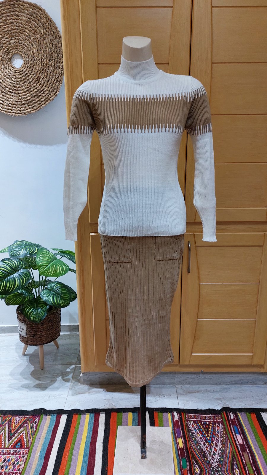 Ensemble pull col roulé et jupe côtelée beige
