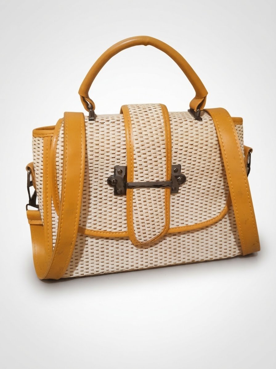 Un sac à bandoulière bicolore beige et jaune moutarde