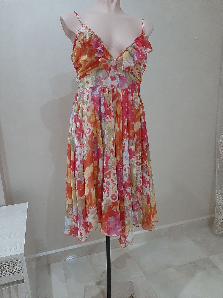 Belle robe  en soie avec des couleurs fraîches sans défaut 
