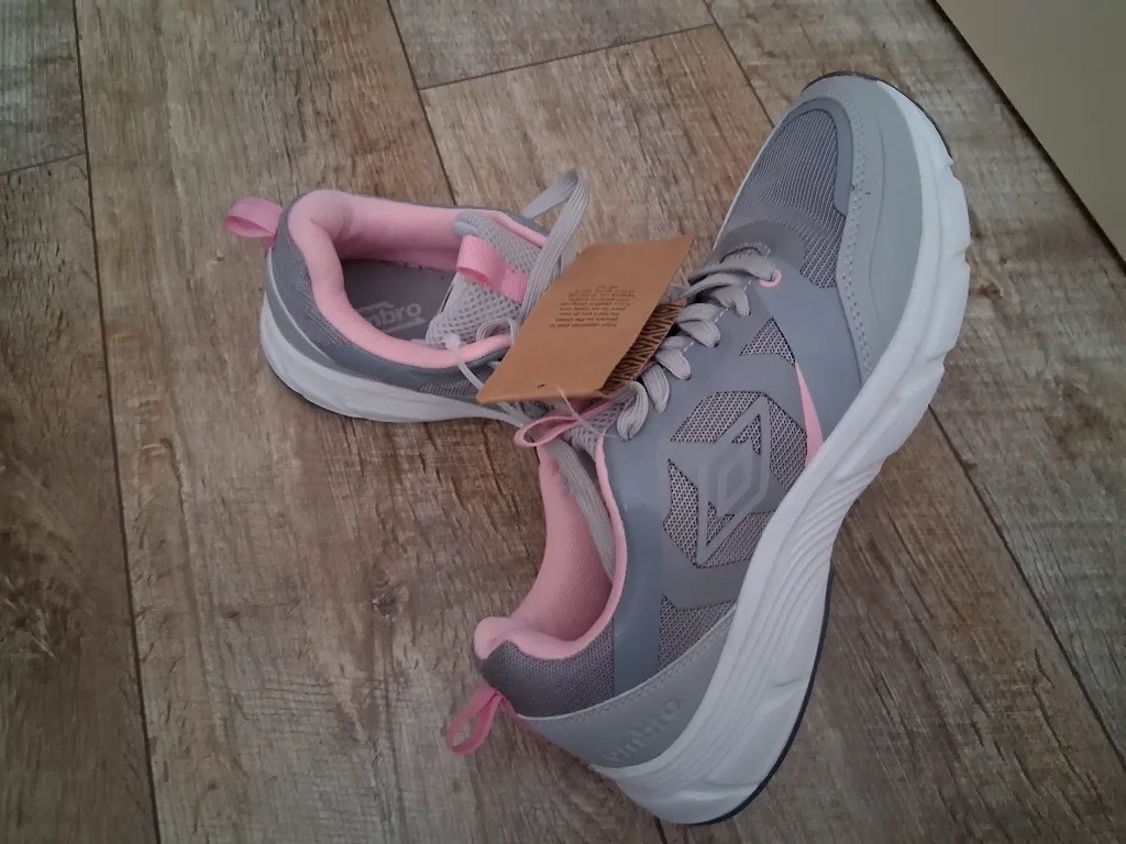 Baskets grises et roses pour femmes.