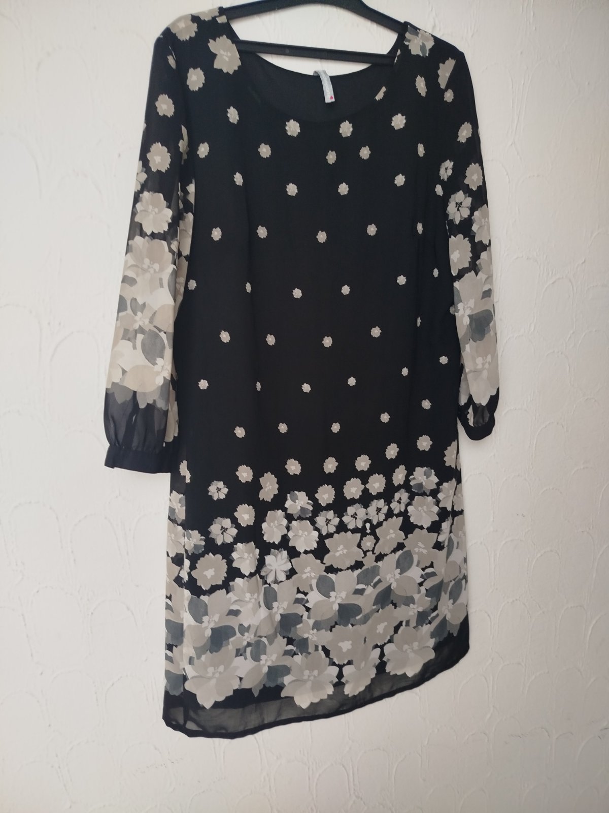 Robe noire et fleurie 