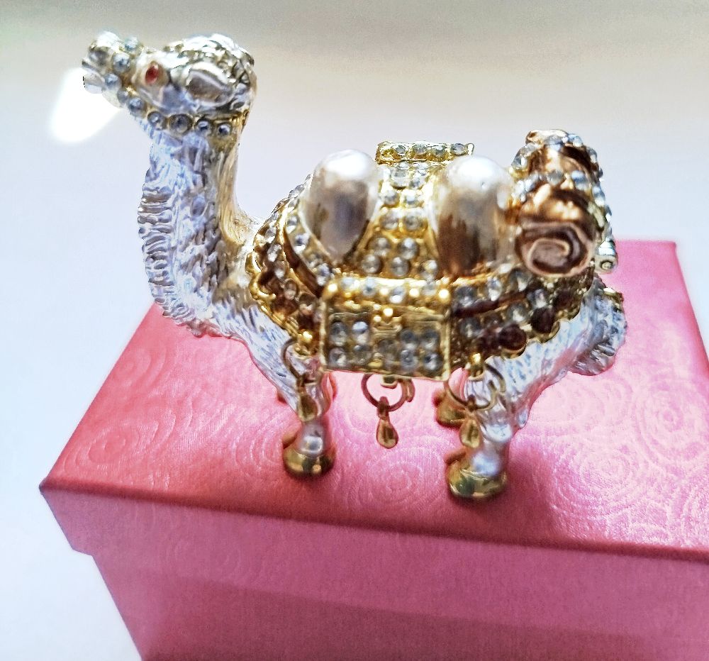 Chameau avec strass colorés 