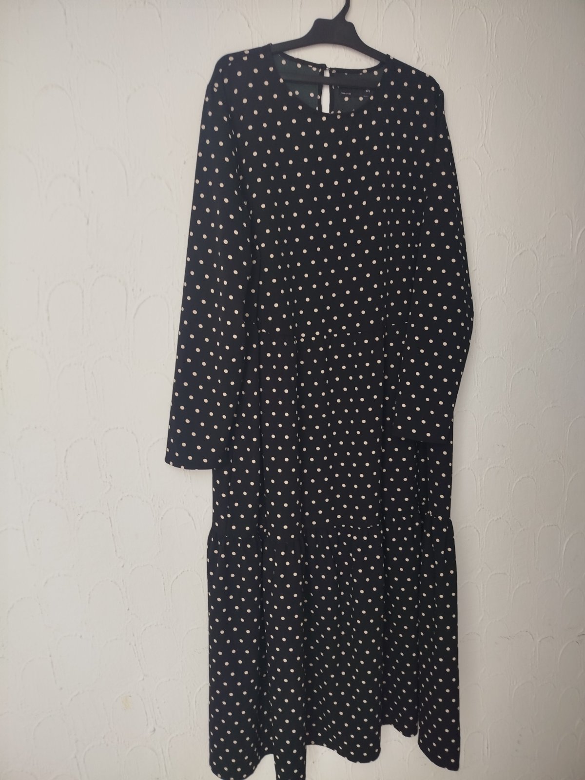 Robe noire pointillée en blanc