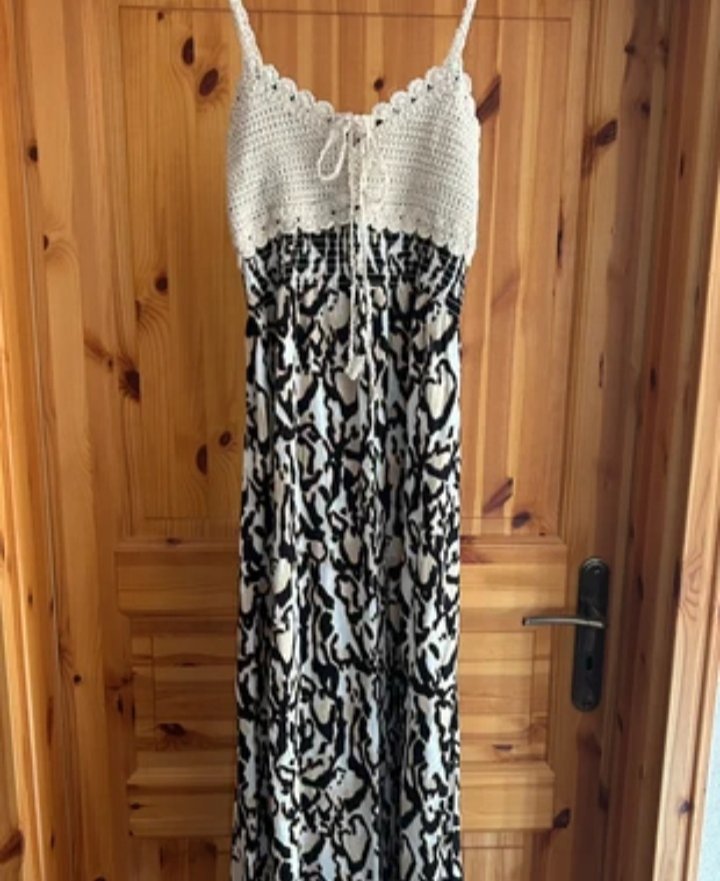 Robe maxi avec bretelles en crochet beige