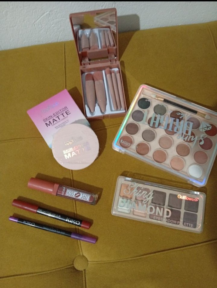 Lot de maquillage fond de teint,brillant,........