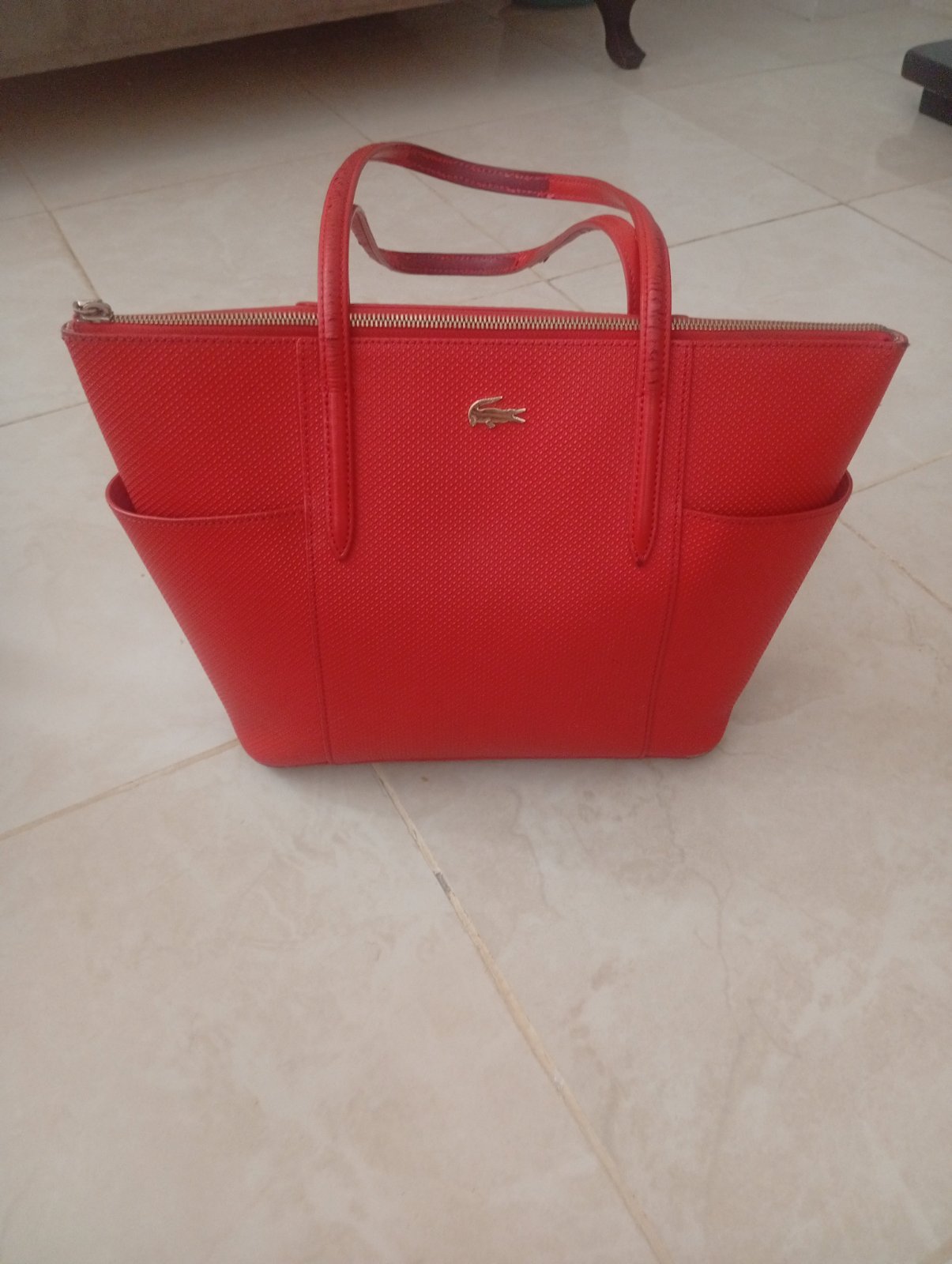 ✨Sac lacoste élégant et pratique , intérieur spacieux, fermeture zippée,finition soignées,bon état.légéres trace d'usure sur les poignées 