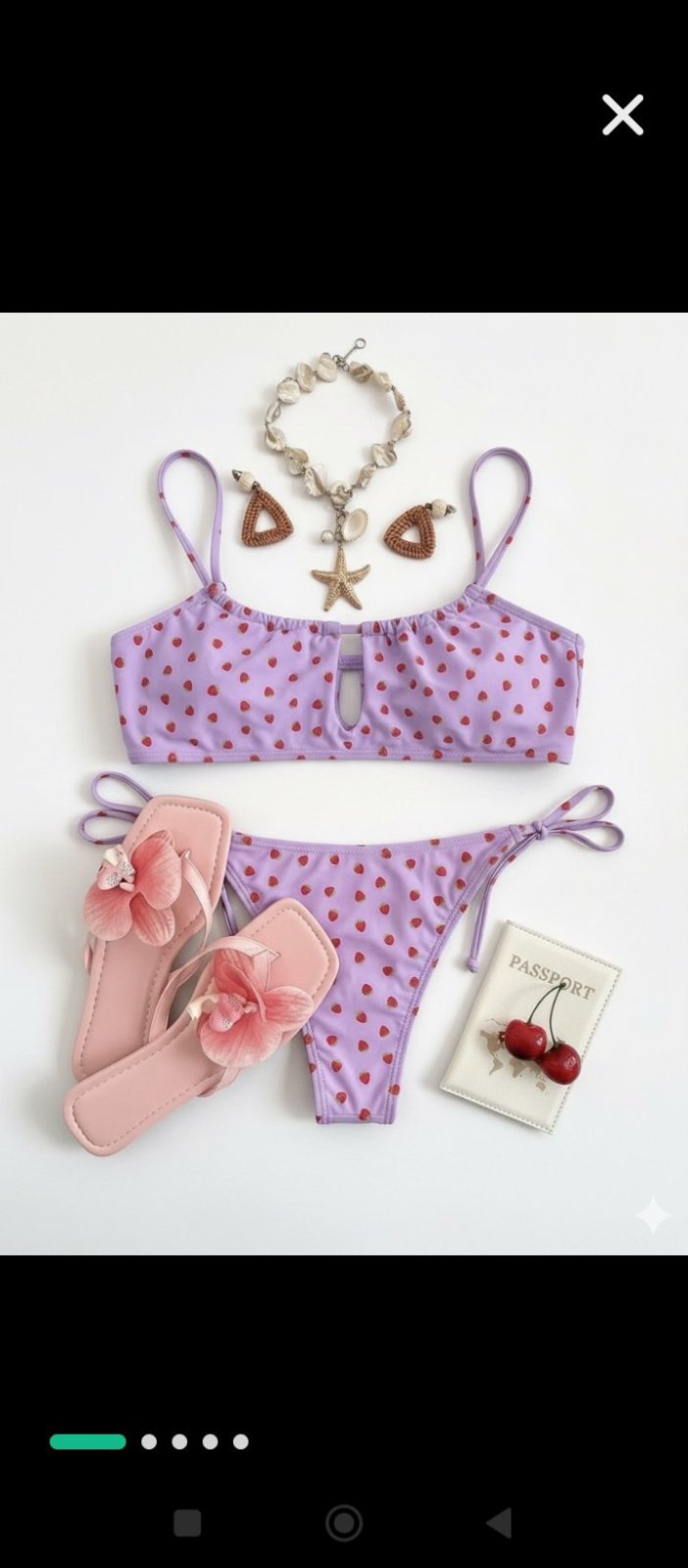 Bikini lilas imprimée fraises avec une fente central chic et un style flat -lay impeccable 