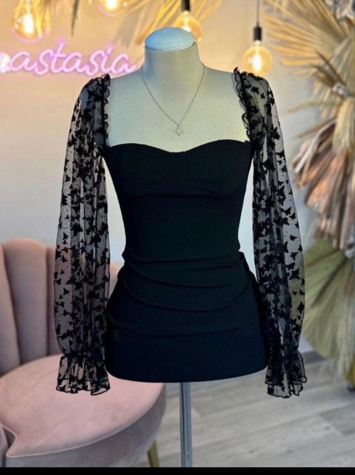 Robe moulante noir avec voile