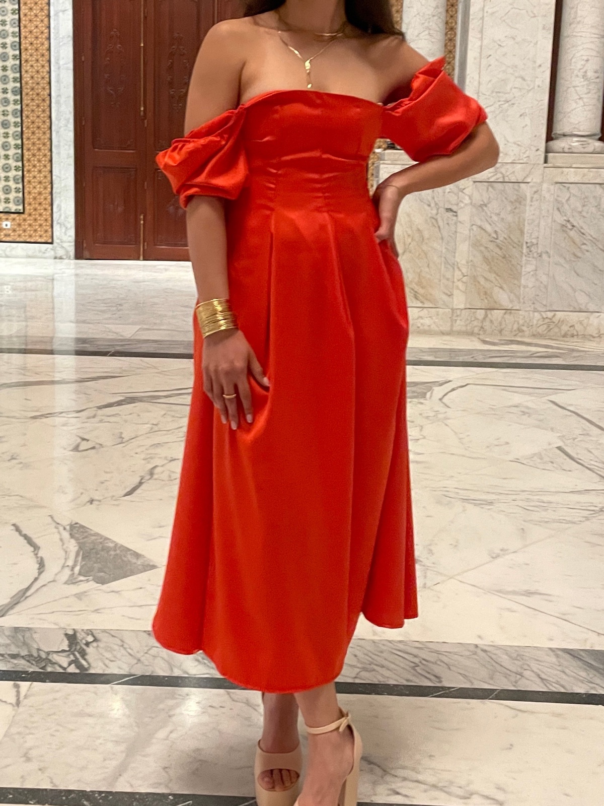 Robe Satinée Rouge-Orangée Épaules Dénudées