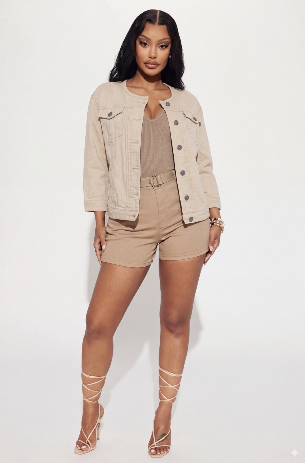 Une veste en jean beige sans col, idéale pour un look structuré et moderne. ✨🧥