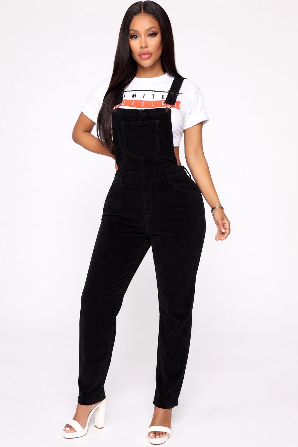 Salopette noire chic avec poche frontale et bretelles ajustables, style moderne