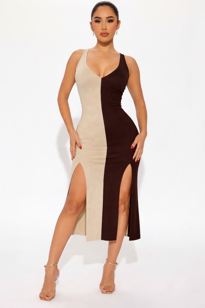 Robe moulante mi-longue bicolore beige et marron foncé, avec décolleté en V et deux fentes élégantes sur les côtés.