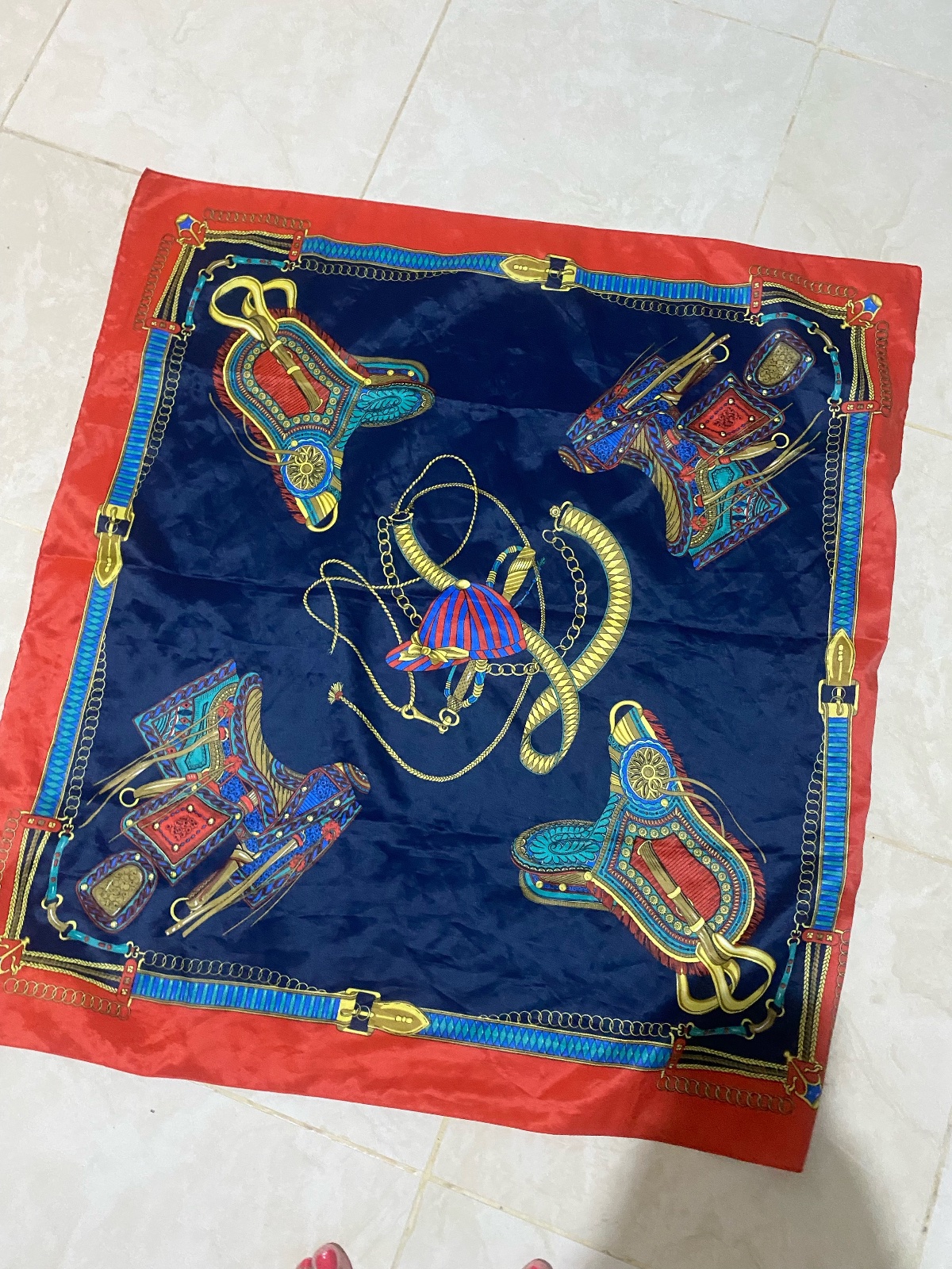 ✨ Foulard carré vintage style Hermès 🐎💎 Motif équestre chic, tissu satiné et couleurs éclatantes ❤️💙 Un accessoire intemporel pour sublimer toutes vos tenues ✨🤍📏 100x100 cm.