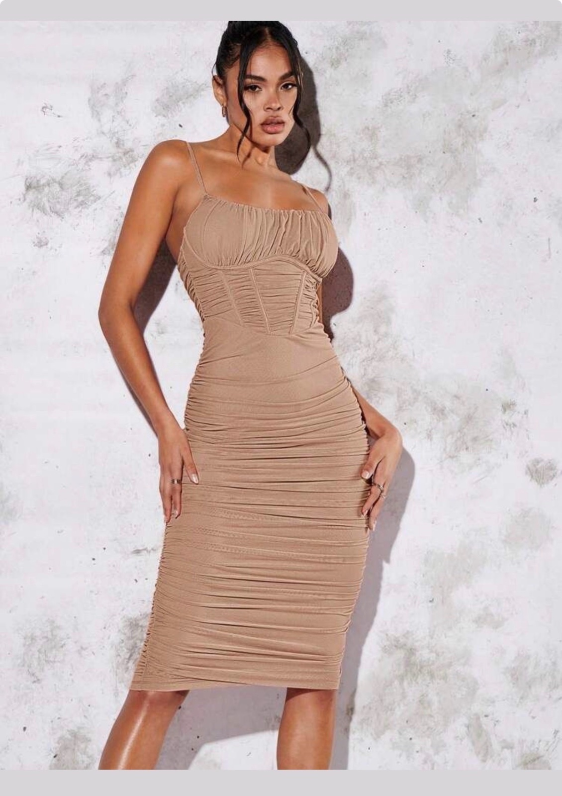 Robe Prettylittlething mi-longue nude à corset et drapés froncés pour sublimer votre silhouette 🤍
