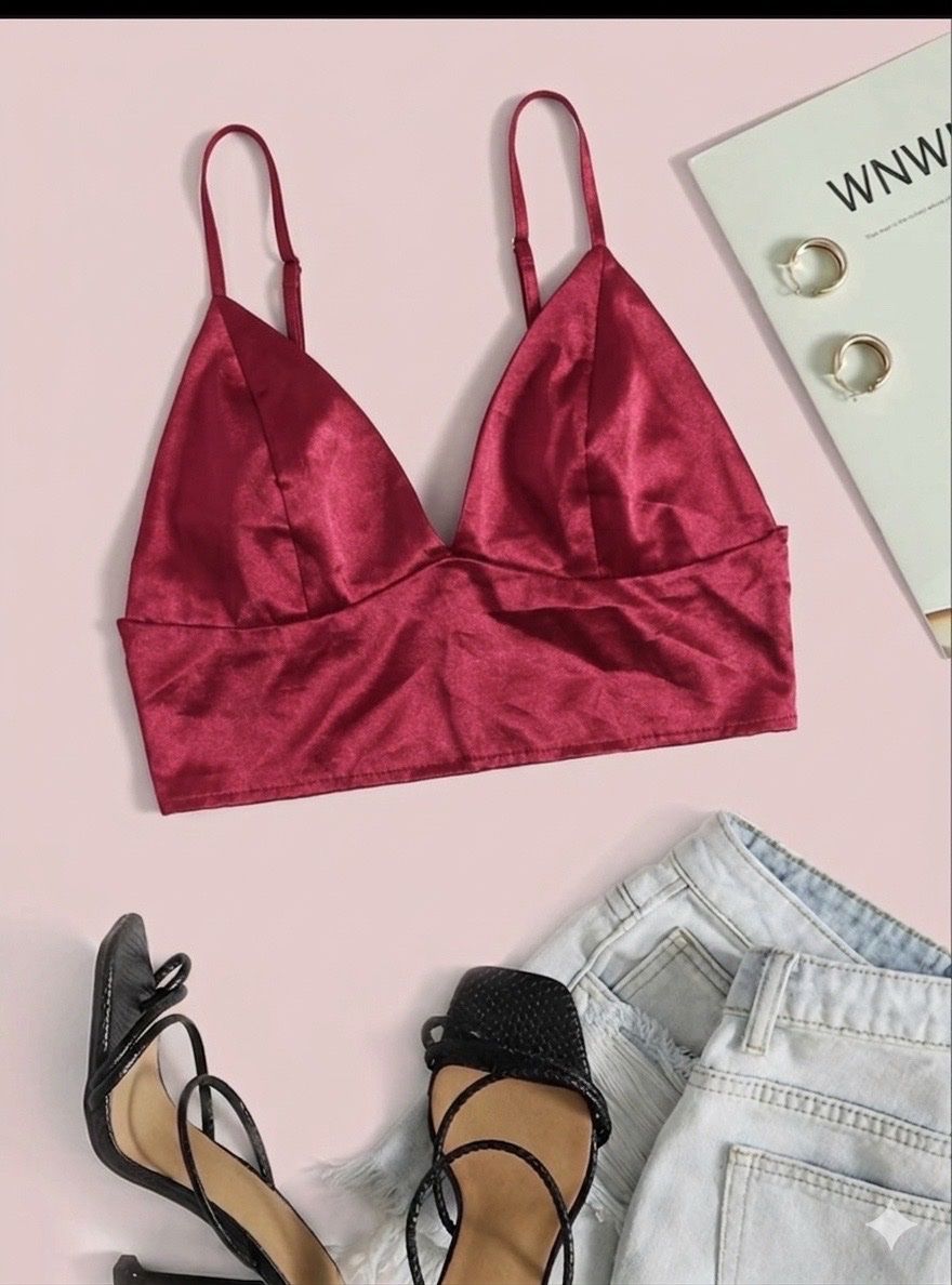 Des bretelles rouges et satinées pour un style élégant et ajustable. 🎀