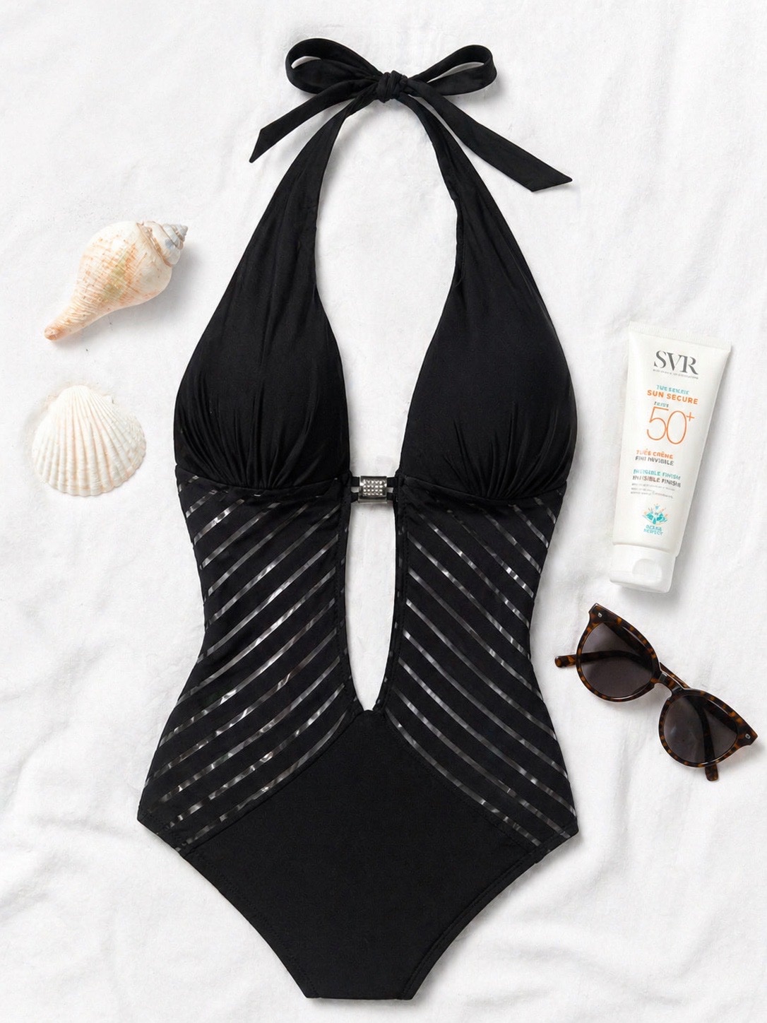 Maillot noir élégant 🖤, coupe sexy avec détails brillants ✨, parfait pour un look chic à la plage 🌊