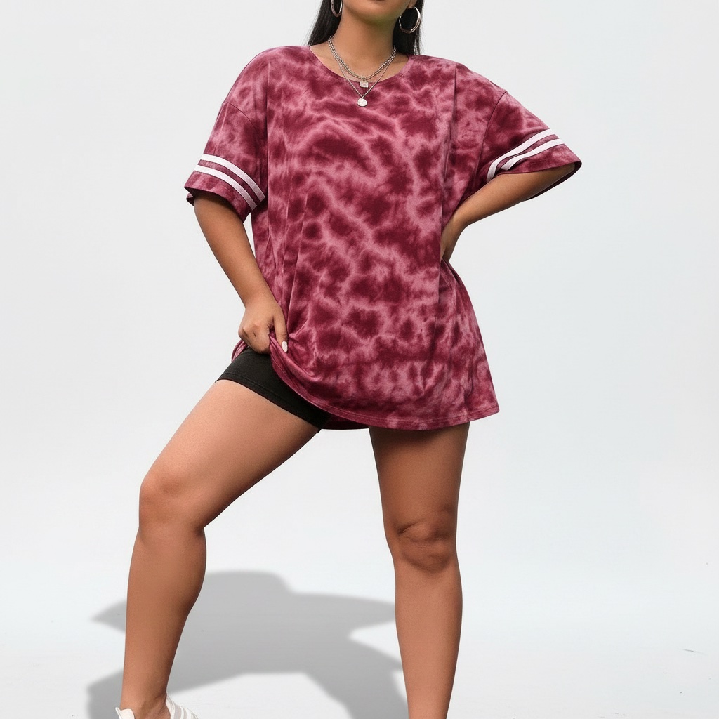 T-shirt tie-dye oversize bordeaux et rose avec rayures blanches sportives sur les manches.