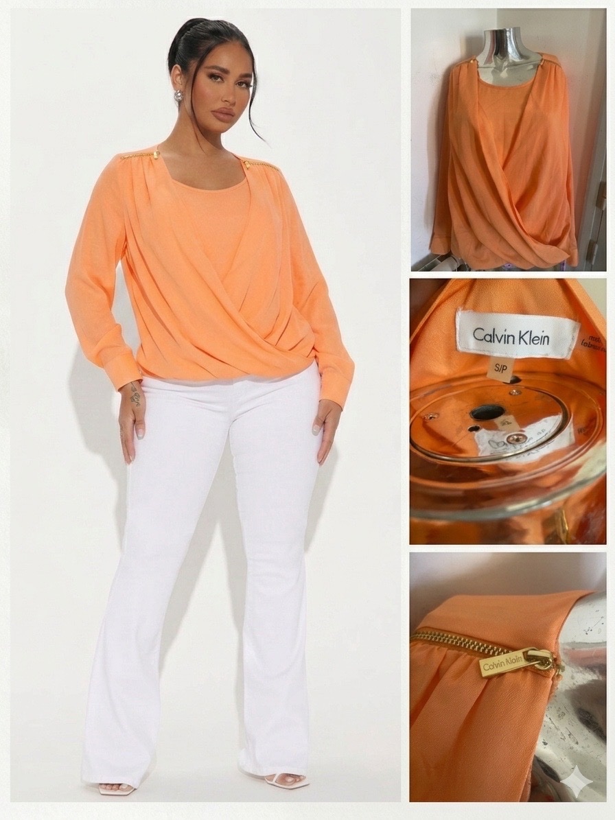 ✨ Sublimez votre style avec cette magnifique chemise fluide drapée Calvin Klein orange pêche, rehaussée de détails dorés premium aux épaules ! ✨