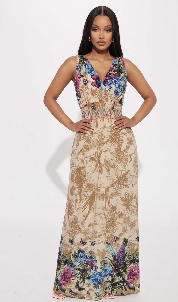 Robe longue fluide au style bohème, arborant un imprimé floral et animalier sur fond beige, dotée d'un décolleté en V et d'une taille marquée par des smocks