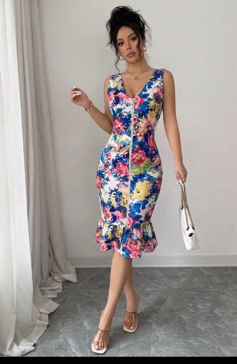 Robe florale avec outlet évasé à volant dans le bas 💓💓