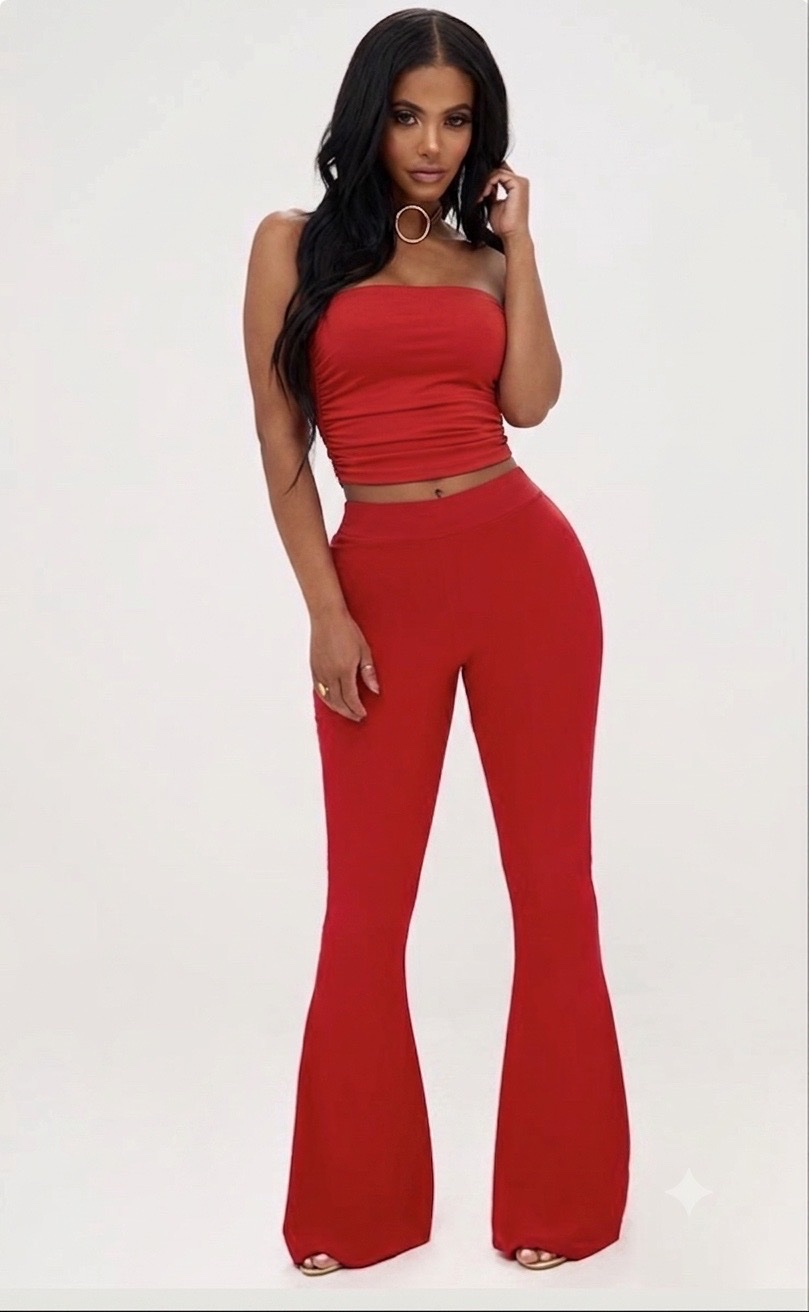 Ensemble composé d'un top bandeau froncé rouge et d'un pantalon patte d'eph taille haute assorti. 💃✨