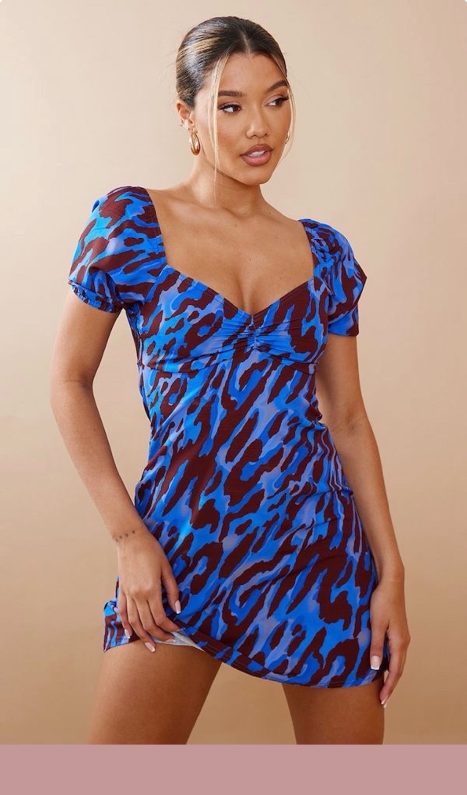 Prettylittlething Robe courte moulante imprimé zèbre bleu et marron, avec décolleté en cœur et manches courtes bouffantes. 💙🦓