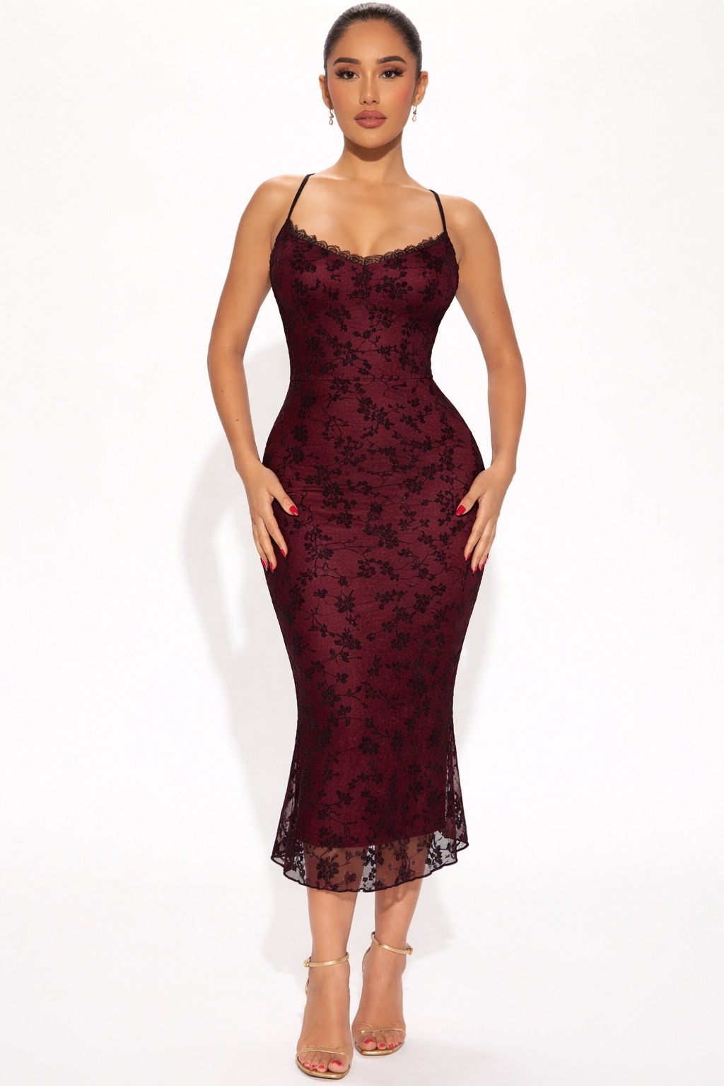 Robe midi moulante en tissu bordeaux avec motifs floraux noirs, fines bretelles et finition légèrement transparente en bas👗💕