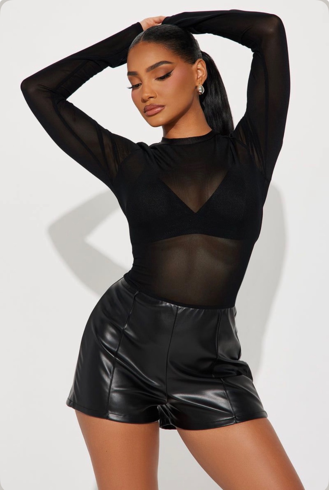 Body en tulle noire à col roulé prettylittlething